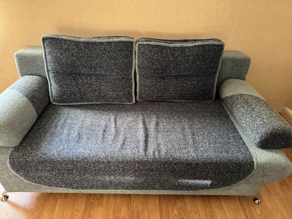 Диван в кімнату