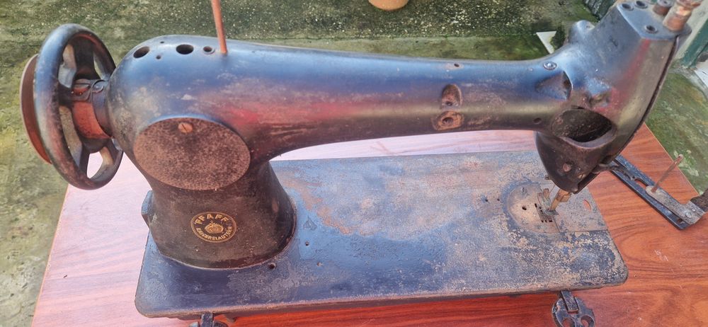 Máquina de costura antiga. Marca PFAFF.