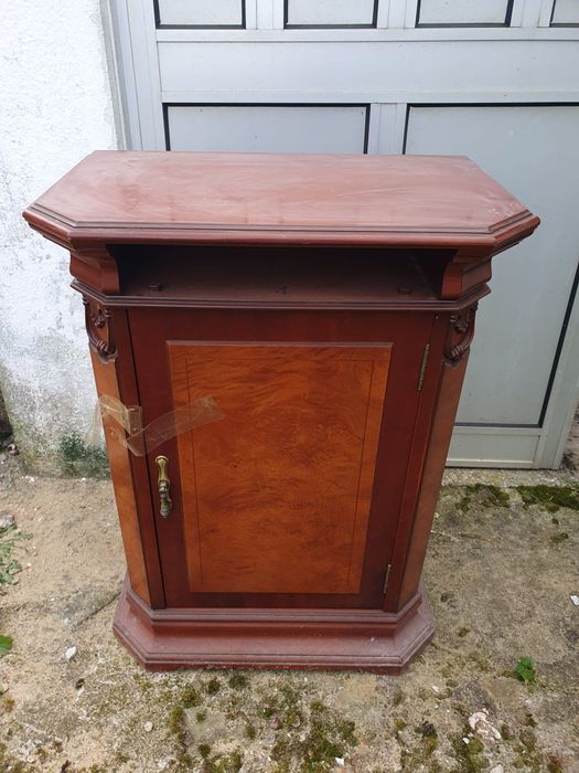 Varios móveis para arrumação.