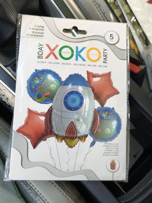 O produto é um conjunto de balões de folha de alumínio (foil) da marca XOKO