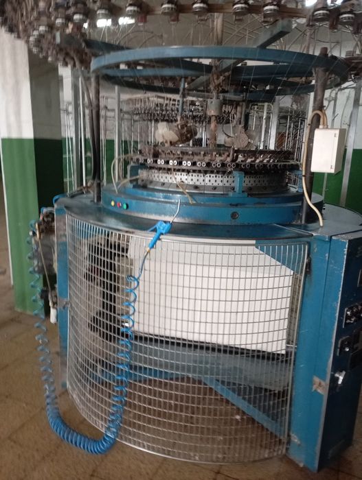 Vários teares circulares plush