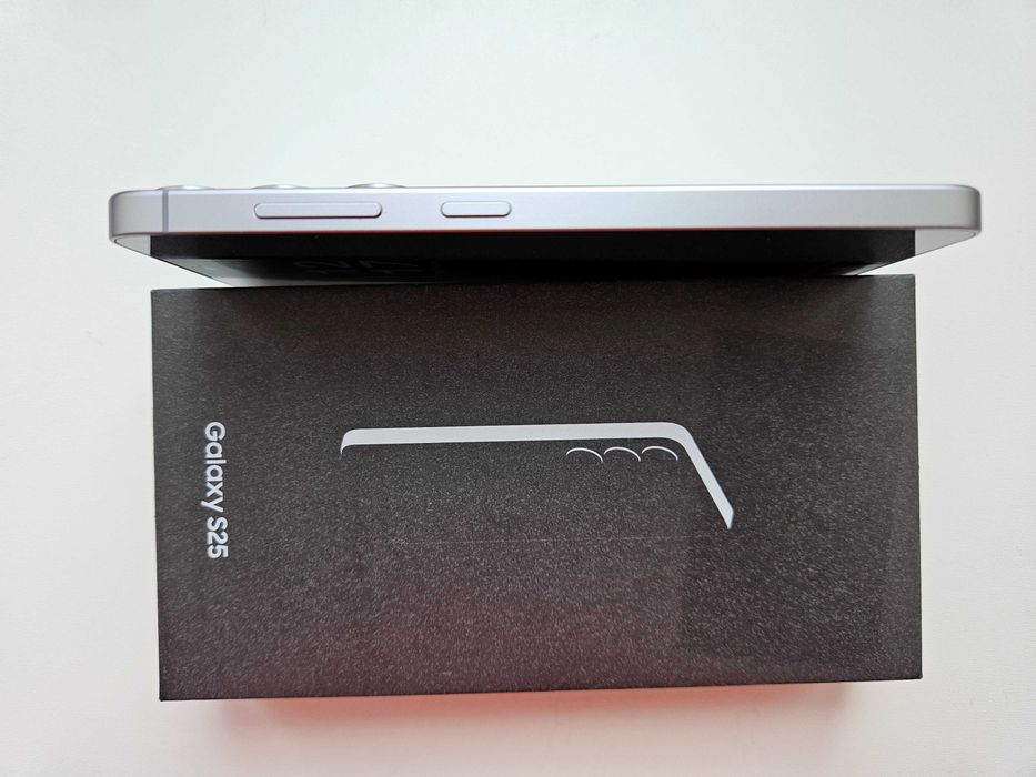 Samsung Galaxy S25 Идеал батарея 100%