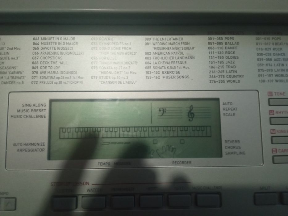 Синтезатор  casio работает от сети или на батарейках