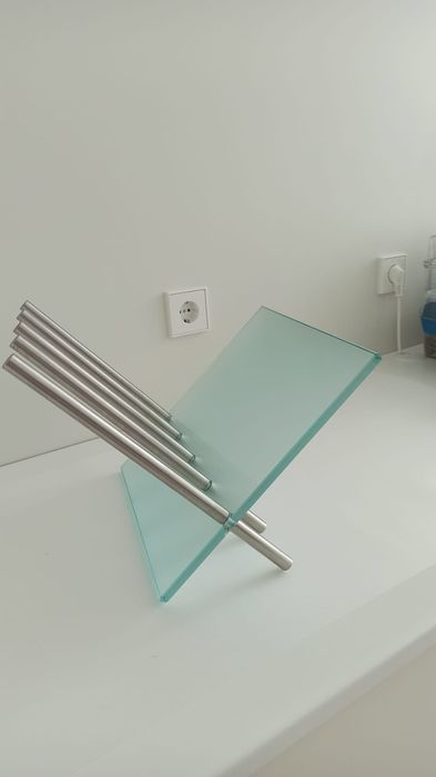 Porta revistas em vidro e aço