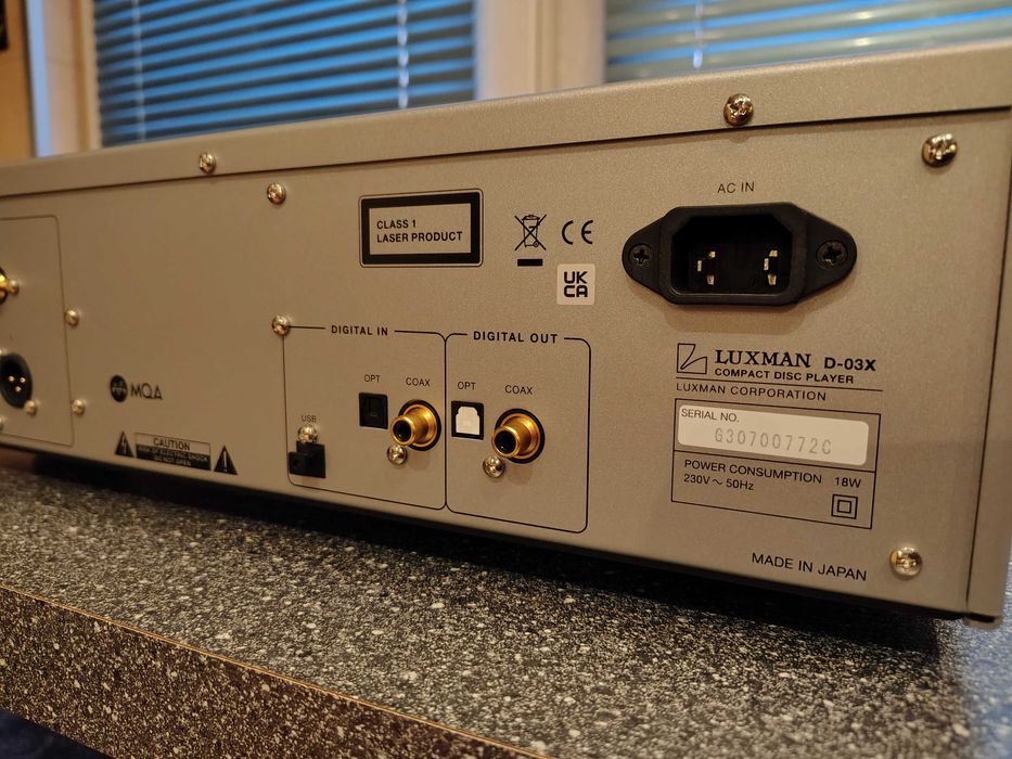 Odtwarzacz CD: Luxman D-03X