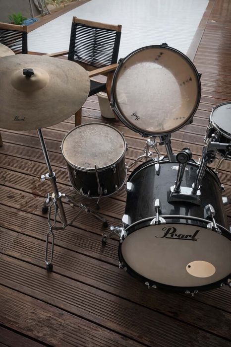Bateria Pearl completa (com pratos e pedais)