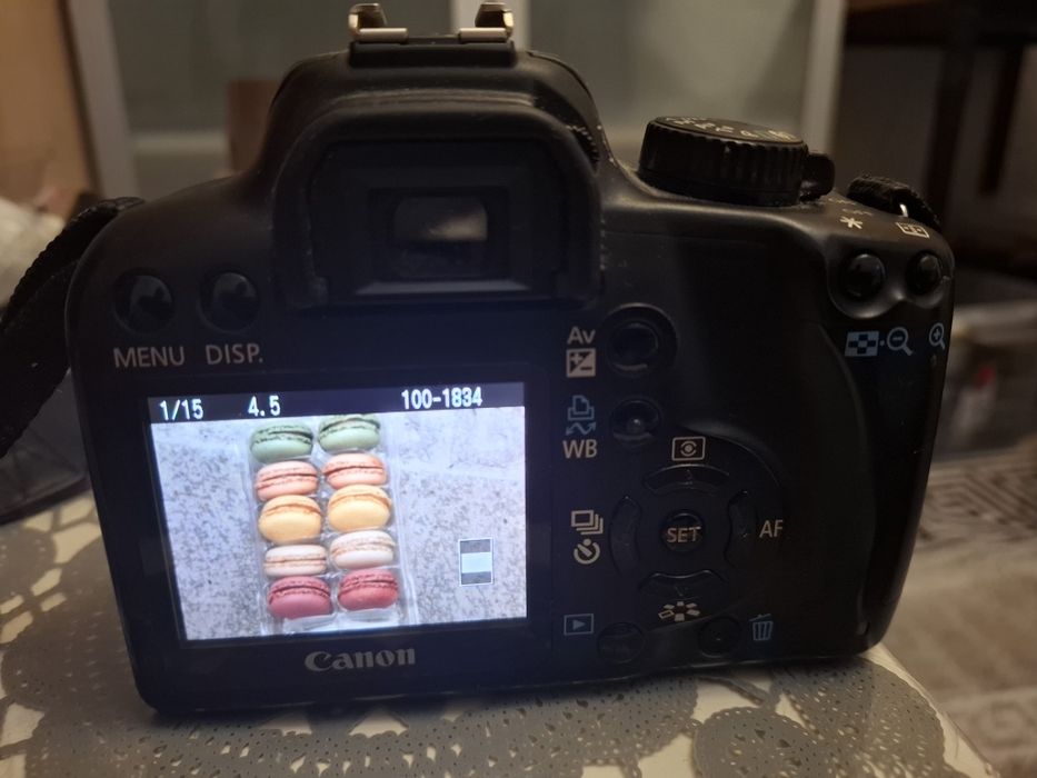 Дзеркальний фотоапарат 1000d