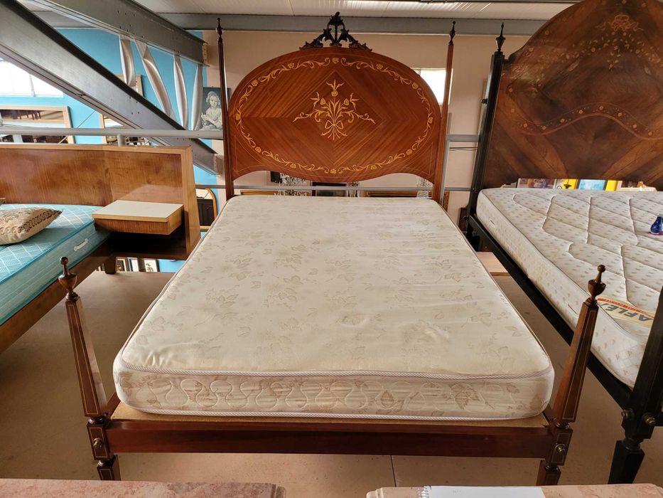 Cama estilo D. Maria com estrado e colchão - Bom estado geral