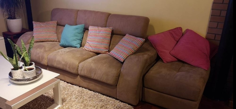 Sofá "De Luxe" + banco/mesa em camurça de excelente qualidade