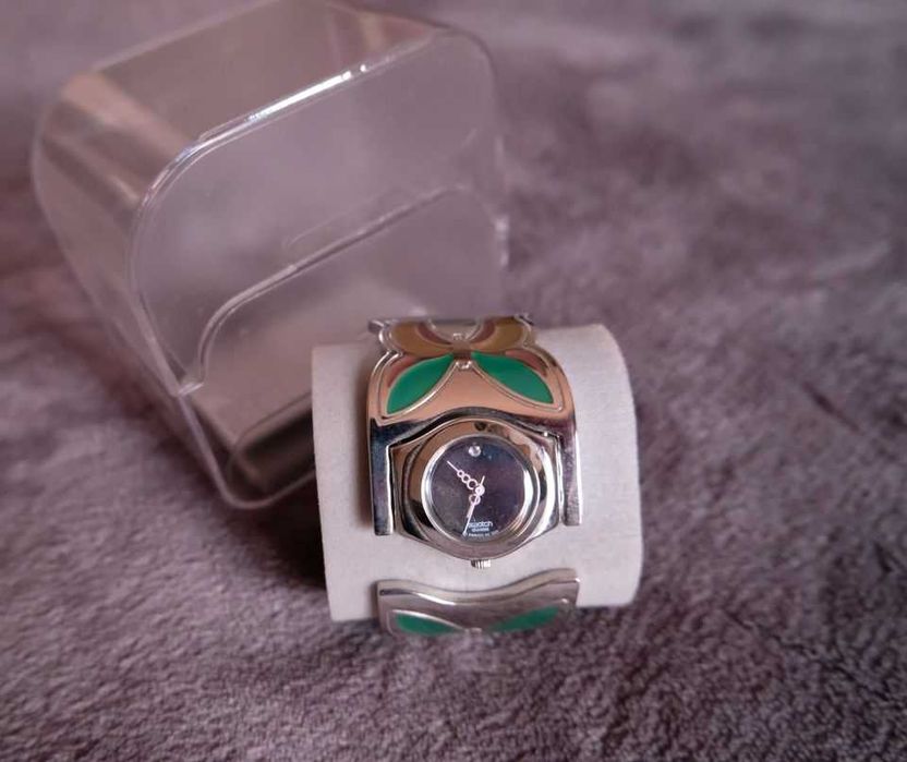 Relógio Swatch metálico de borboletas