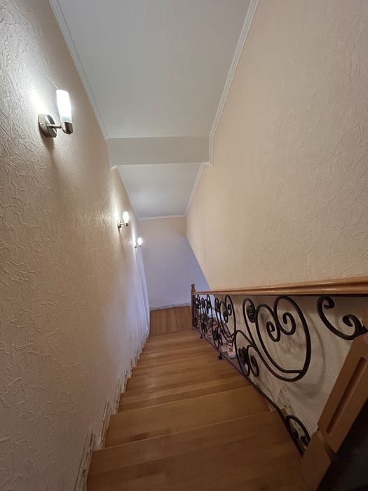 Продаж котеджу з готовим бізнесом