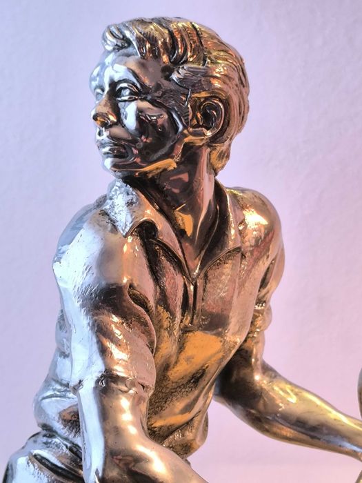 Escultura em metal prateado de jogador de ténis, com base em madeira