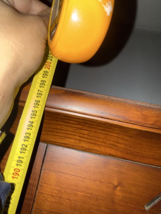 Vitrine e mesa de centro em castanho