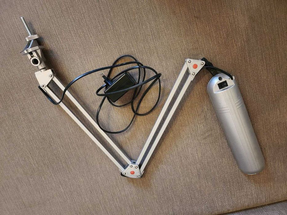 Настільна лампа денного світла на струбцині