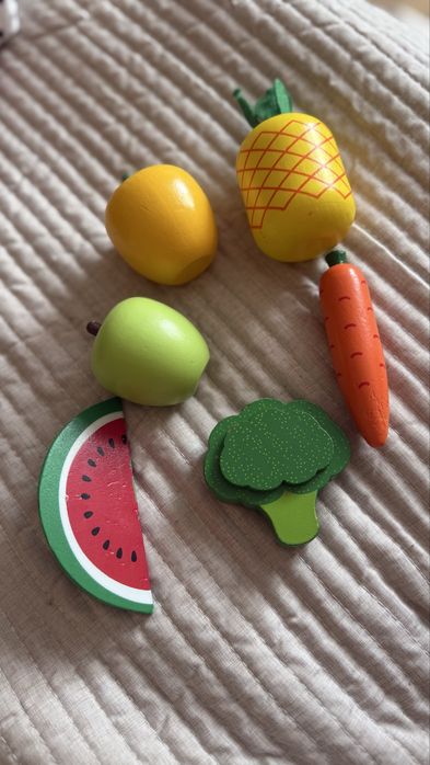 Деревʼяні овочі і фрукти