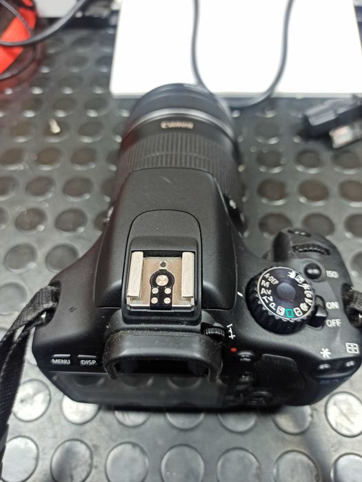 Câmera SLR Canon EOS 550D + Canon 18-135mm 1:3.5-5.6 IS