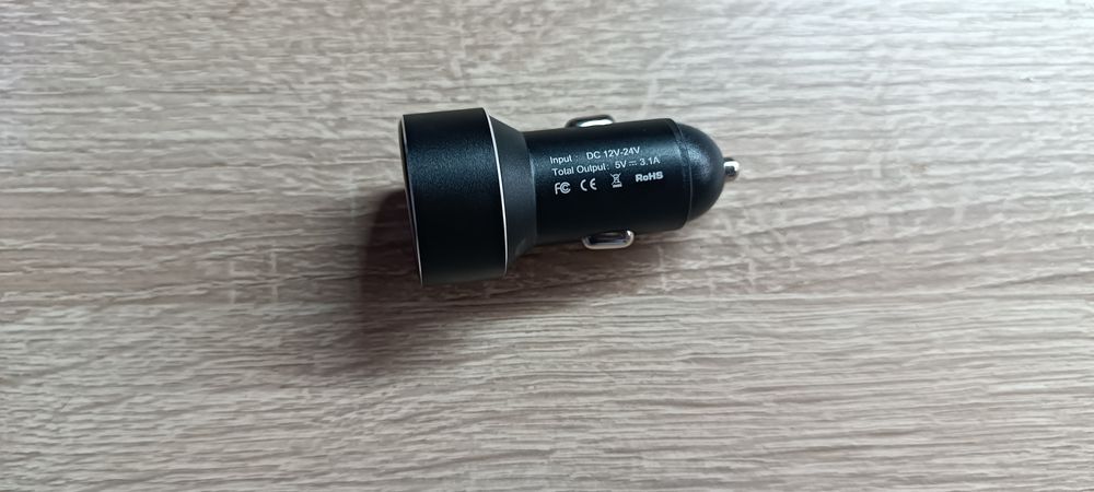 Автомобільний зарядний пристрій