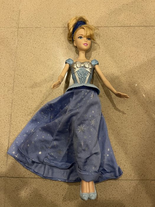 barbie cinderela que gira ao andar