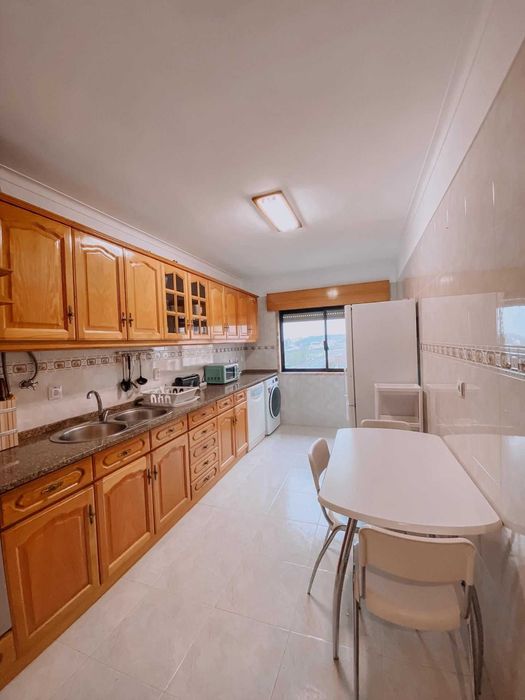 Quarto mobilado para arrendar a menina em apartamento muito bem estimado.