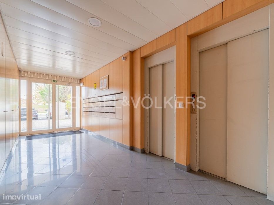 Espaçoso T2 com garagem e arrecadação