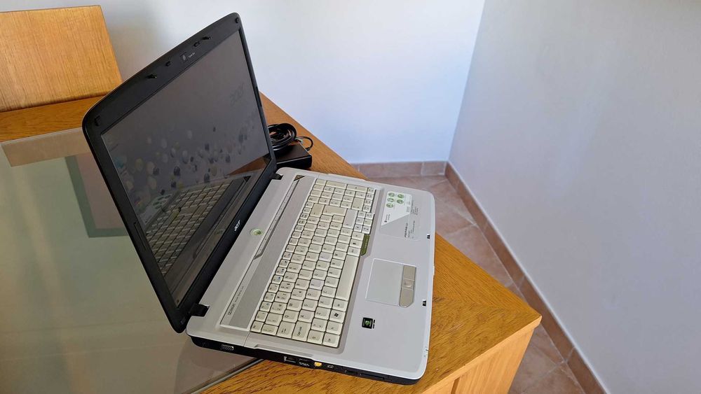 Acer 7220 17"- AMD TL64 2.2GHz- 4GB Ram- SSD 120GB+500GB