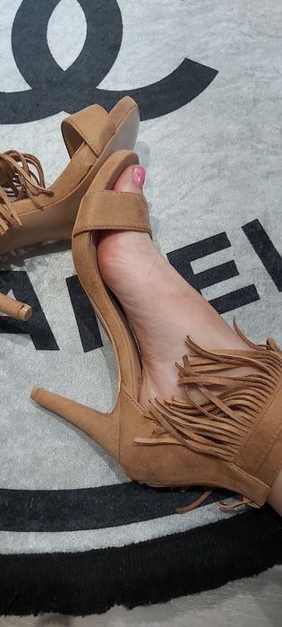 Brazowe obcasy z frędzelkami