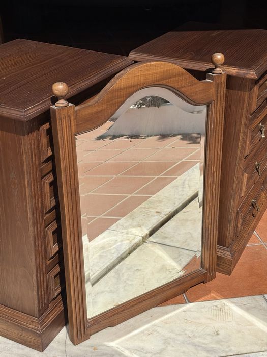 Mobília de Quarto de Madeira Maciça de Castanho — Peças Vintage