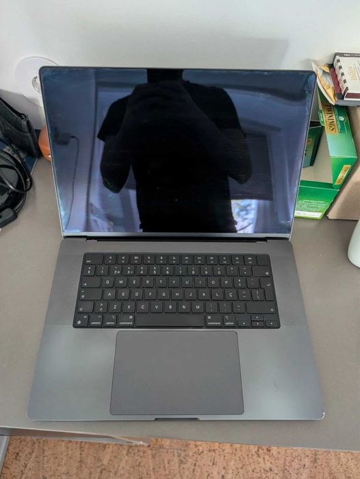 Apple MacBook Pro 16" (M3 Pro, 18GB RAM, 512GB) - PT Keyboard