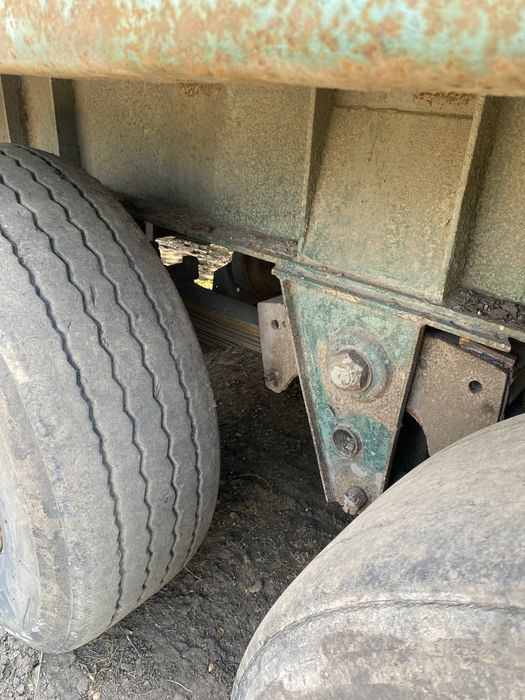 Тягач з напівпричепом зерновозом