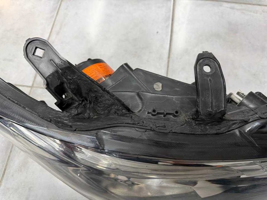 Óptica direita Mitsubishi Outlander III apoios soldados.