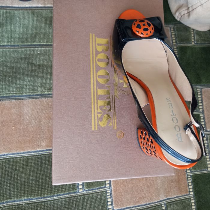 Продаю кожаные  женские босоножки