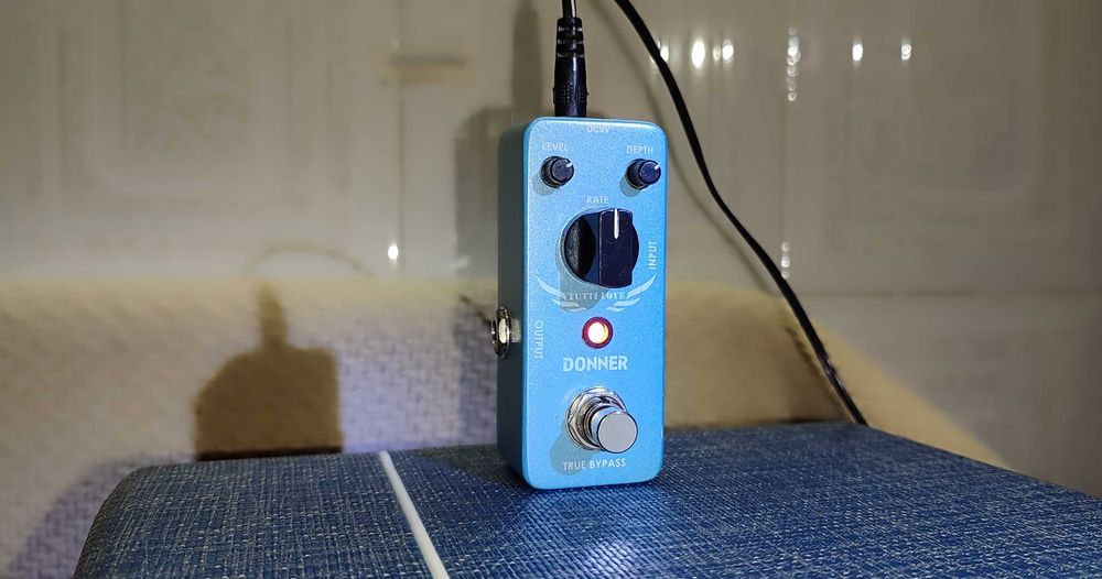 2 pedais - compressor Pigtronix Philosopher's Tone Micro (Desde Ross, Dyna Comp, CS-2 - mas transparente - com EQ e sem ruído) + Donner Chorus = Boss