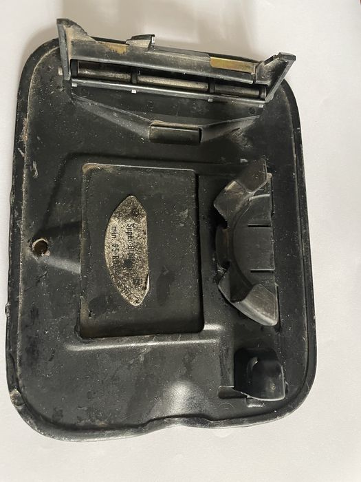 Лючок бензобака е34