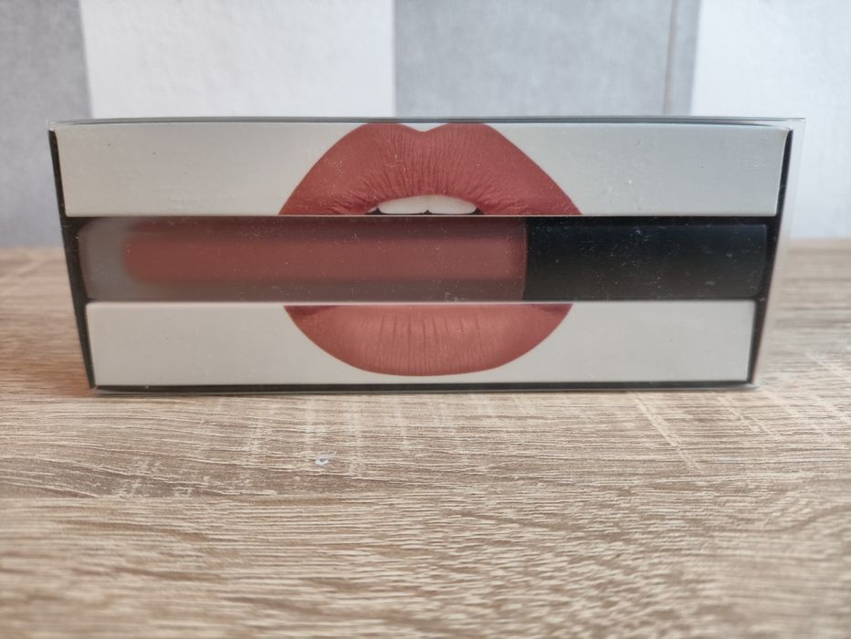 Huda Beauty Venus Pomadka
