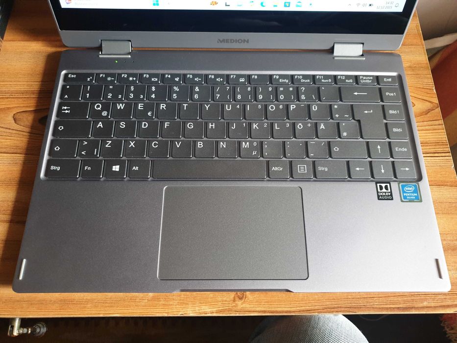 Dotykowy laptop Medion z obrcanym ekranem FullHD. Jak nowy.