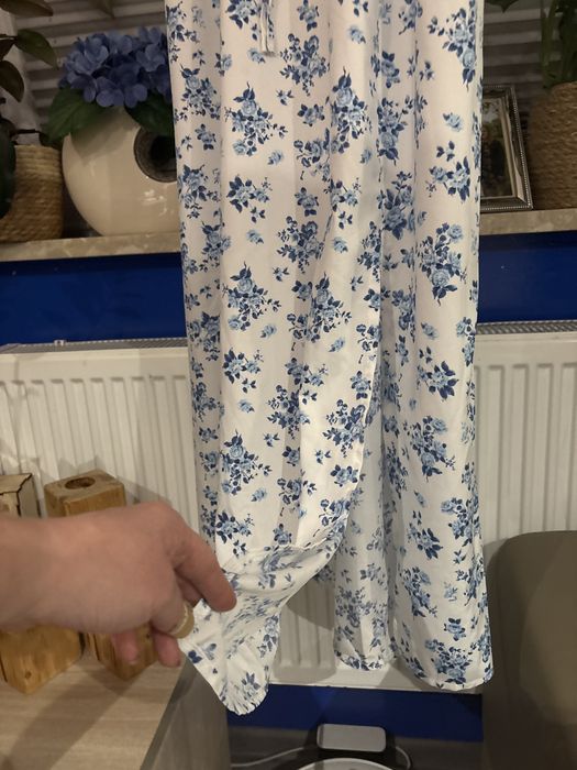 Sukienka zwiewna taliowana midi z bufiastymi rekawkami z gumeczkami