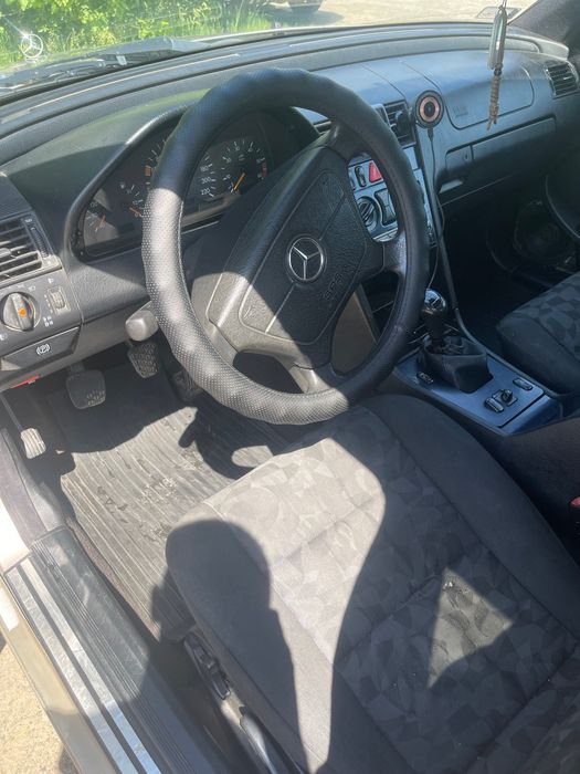 Автомобіль Mercedes-Bens
