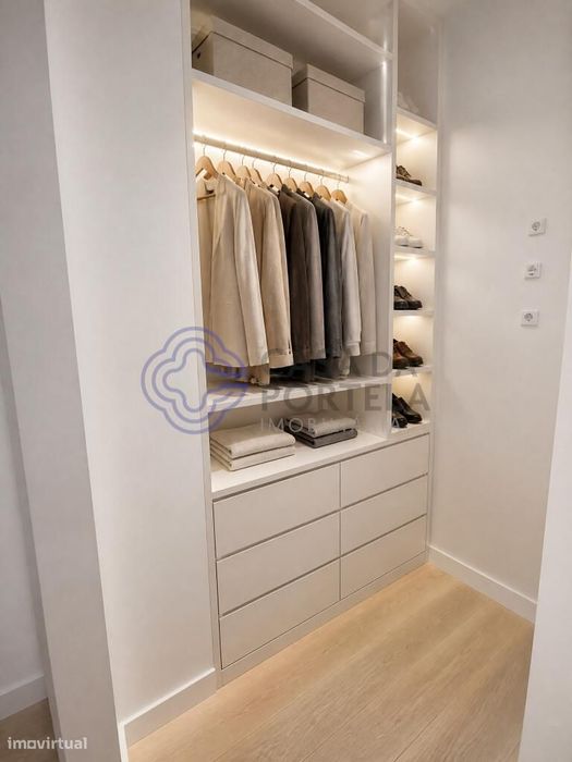 Apartamento T3 novo remodelado com logradouro de 15 m2 em prédio total