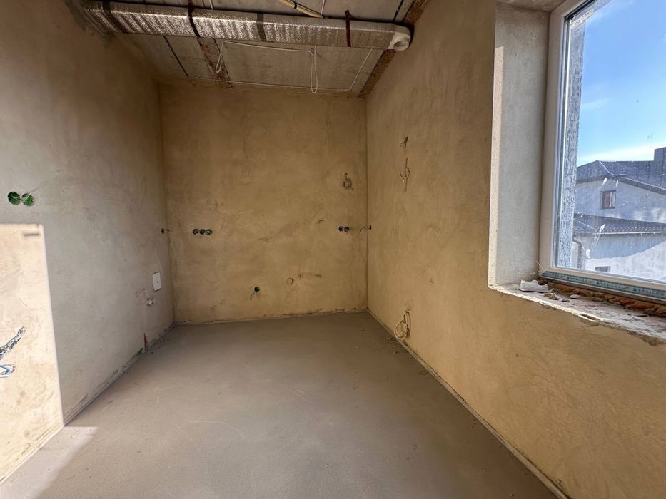 Продам котедж з міськими комунікаціями та гаражем