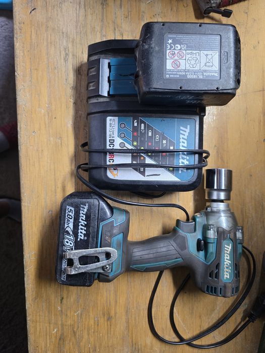 Akumulatorowy klucz udarowy Makita DTW 300, 2x 18V-5,0Ah, ładowarka