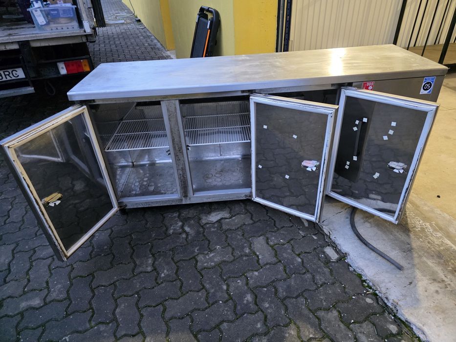 Bancada refrigerada 3 portas Aresta.