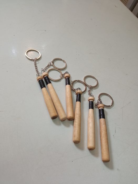 Porta-chaves artesanal taco de baseball em madeira