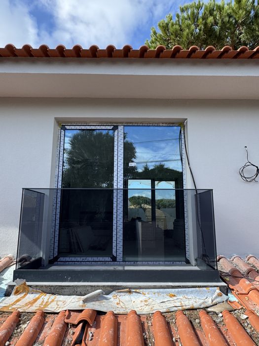 JCampos - Caixilharia / Serralharia / Guarda corpos em vidro