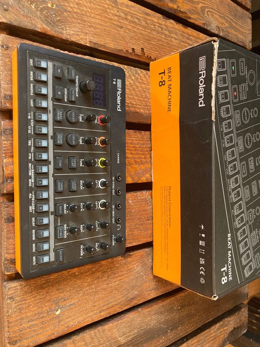 Roland AIRA Compact T-8 – TR-808/909/606 + TB-303 bass ACID