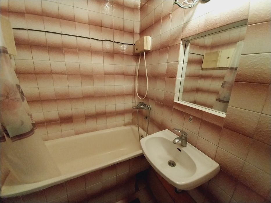 Сдам хорошую 2 комнатную квартиру! Метро!