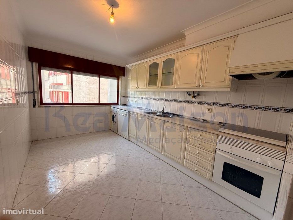 Vende-se Fantástico Apartamento c/ Parqueamento na Cavaleira
