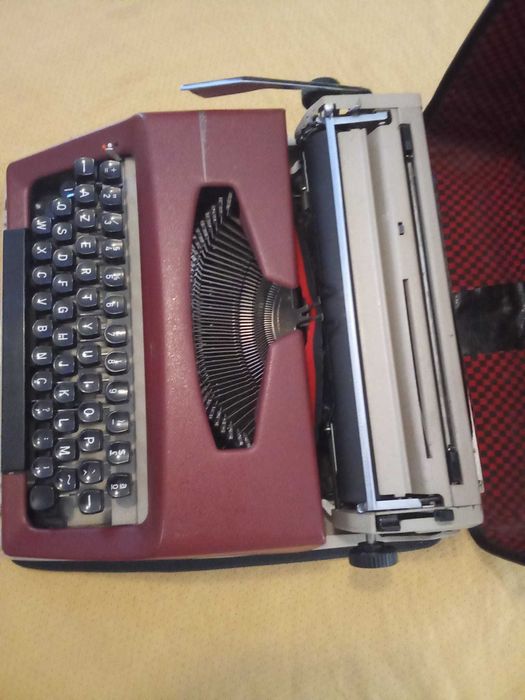 Vendo máquina  de escrever antiga " 80 euros "