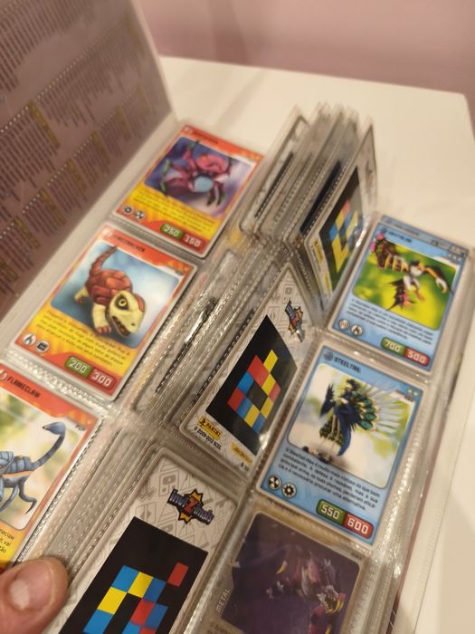 Vendo caderneta com cartas Invizimals