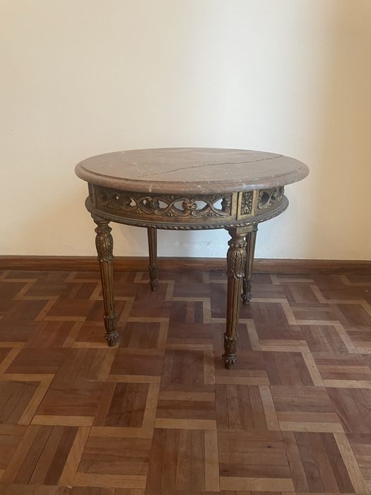 Mesa pequena antiga