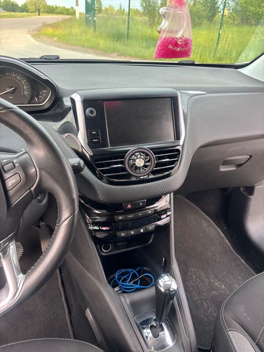 Продаю авто Peugeot 208 2016